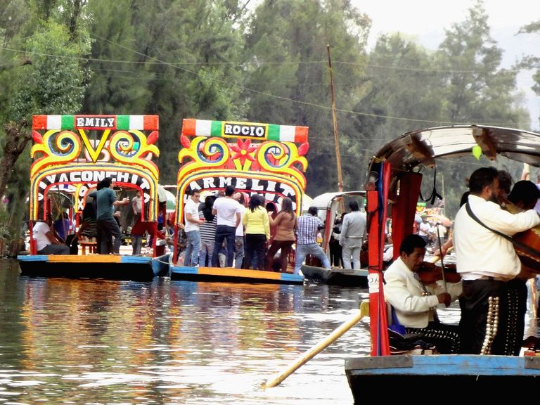 1600px-Mariachis_-_Xochimilco,_Ciudad_de_México_II.jpg