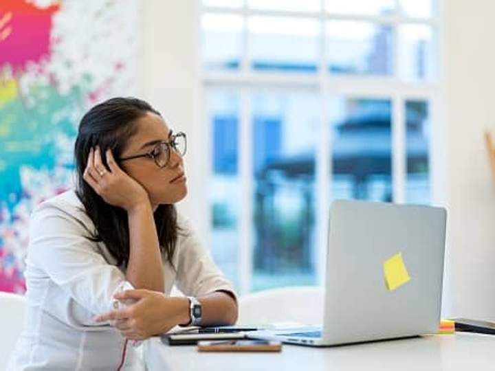 woman sitting at computer looking bored-8276-593a3a3c3a2925c0e07d9b11377d371e@2x.jpg