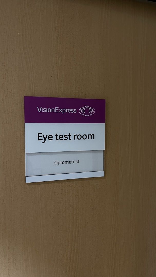 视力检查房间 Eye Test Room