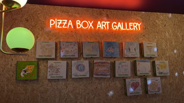 墙上的 Pizza Box Art Gallery 有点80年代的感觉